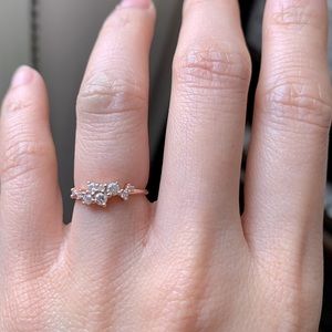 Cluster diamonds women’s ring.